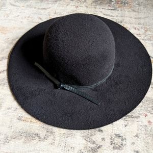 Round black felt hat